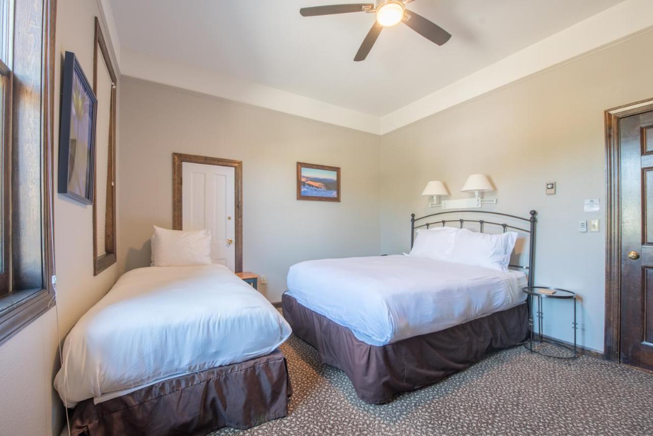 Elk Mountain Lodge 마운트크레스티드부트 외부 사진